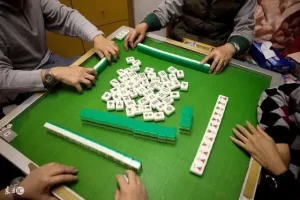 在百老汇棋牌广东麻将中，掌握基本规则是进行游戏的基础